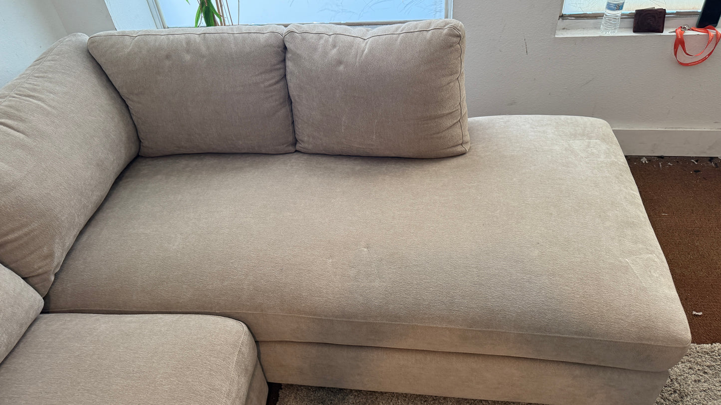 Liquidation Thomasville Walsen Sectional With Ottoman