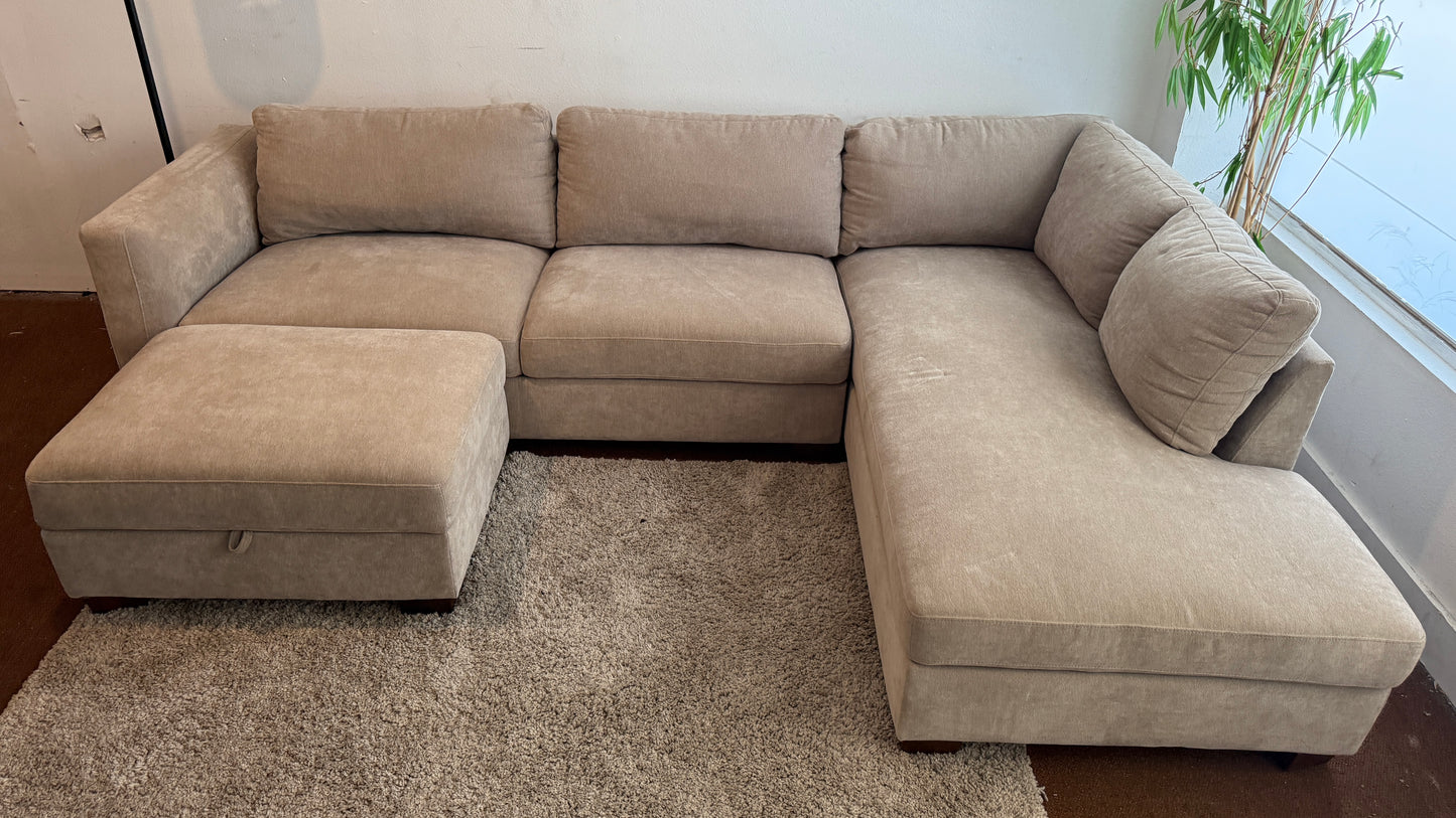 Liquidation Thomasville Walsen Sectional With Ottoman