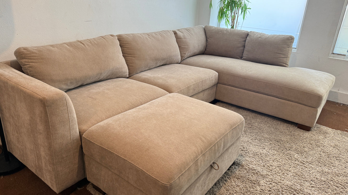 Liquidation Thomasville Walsen Sectional With Ottoman