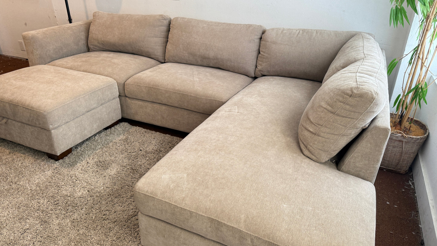 Liquidation Thomasville Walsen Sectional With Ottoman