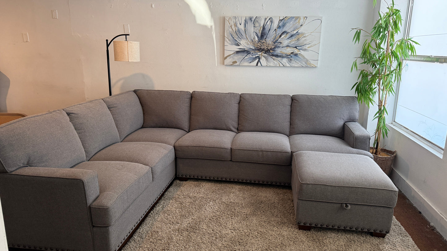 Liquidation Thomasville Emilee Sectional Couch With Storage Ottoman