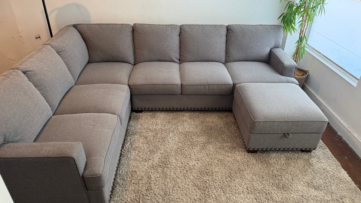 Liquidation Thomasville Emilee Sectional Couch With Storage Ottoman