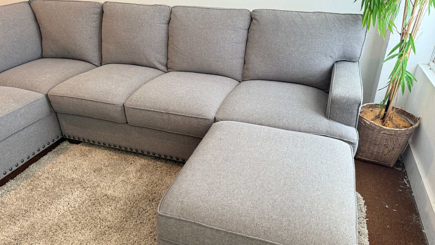 Liquidation Thomasville Emilee Sectional Couch With Storage Ottoman